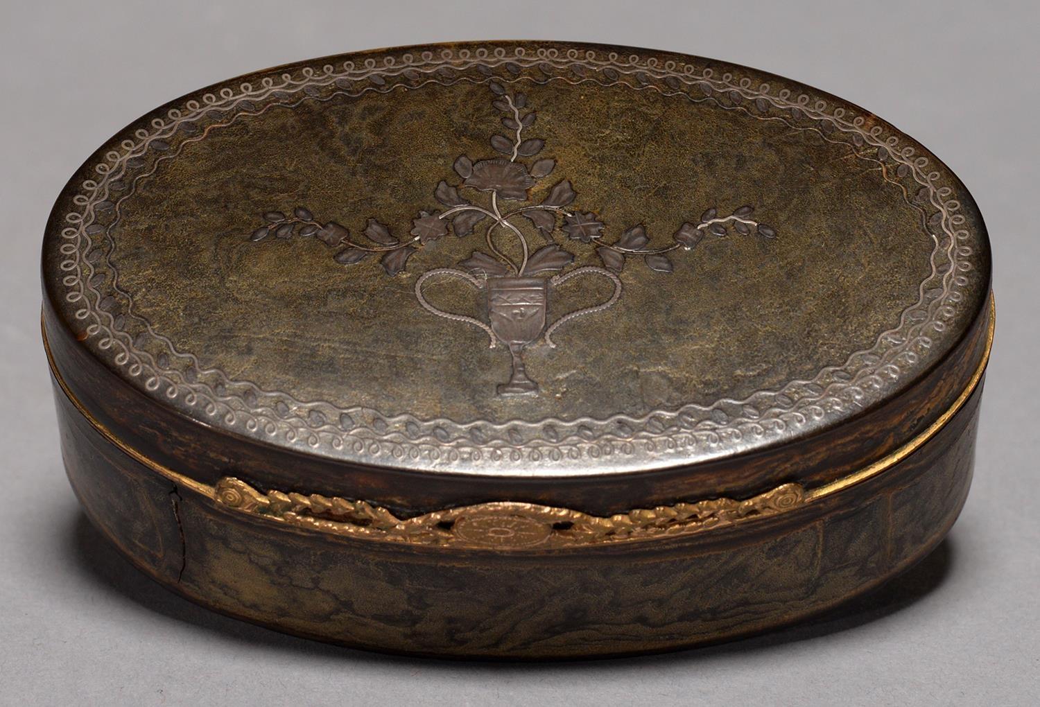 A LOUIS XVI OVAL PIQUE SNUFF BOX, C1780, OF HORN, THE LID INLAID IN SILVER WITH A VASE OF FLOWERS, - Image 2 of 2