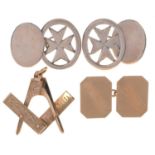 A 9CT GOLD MASONIC PENDANT, 22MM, MAKER J H W INCUSE, BIRMINGHAM 1988, A 9CT GOLD CUFFLINK, 4G AND A