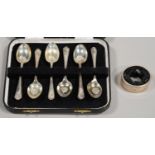 A SET OF SIX GEORGE V SILVER GOLFING PRIZE COFFEE SPOONS BY WALKER AND HALL LIMITED, SHEFFIELD