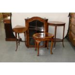 AN EDWARDIAN WALNUT TRIANGULAR DROP LEAF OCCASIONAL TABLE ON RING TURNED, OUTSPLAYED LEGS, 63CM H,