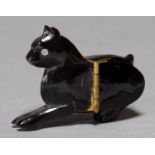 A CARVED HORN SNUFF BOX IN THE FORM OF A CAT, 19TH / 20TH C, 53MM L Good condition