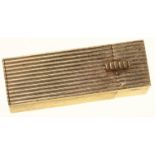 A MID CENTURY 9CT GOLD LIPSTICK HOLDER, REEDED OVERALL AND FITTED WITH A MIRROR, 52MM H, MAKER KW,