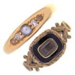 A VICTORIAN  DIAMOND  AND CULTURED PEARL RING IN 18CT GOLD, BIRMINGHAM 1897, 3.3G AND A MOURNING