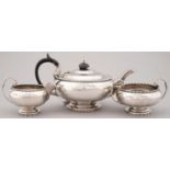 A GEORGE V SILVER TEA SERVICE OF PLAIN COMPRESSED ROUND SHAPE WITH APPLIED RIMS, TEAPOT 14CM H, BY