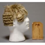 A LATE VICTORIAN FOOTMAN'S WIG AND A DAMAGED CONTEMPORARY CABINET FORMAT PHOTOGRAPH OF THE