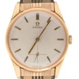 AN OMEGA 9CT GOLD GENTLEMEN'S WRISTWATCH, OMEGA DEVICE TO CROWN, 33MM, ON CONTEMPORARY 9CT GOLD