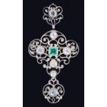 AM EMERALD AND DIAMOND PENDANT, EARLY 20TH C, IN WHITE GOLD COLOURED METAL IN THREE PARTS AND OF