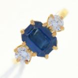 A SAPPHIRE AND DIAMOND THREE STONE RING IN 18CT GOLD, LONDON, DATE LETTER RUBBED, 3.7G, SIZE L ½