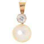 A  DIAMOND AND CULTURED PEARL PENDANT WITH OLD CUT DIAMOND, IN GOLD, 22MM H, CULTURED PEARL 10MM,