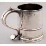 A WILLIAM III SILVER MUG, OF SLIGHTLY TAPERED CYLINDRICAL SHAPE WITH MOULDED RIMS AND REEDED