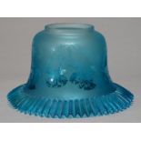 AN EDWARDIAN SHADED BLUE GLASS  OIL LAMP SHADE, C1900, ETCHED WITH FLOWERS, APERTURE 10CM DIAM,
