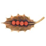 A GOLD AND CORAL BEAD HOLLY LEAF BROOCH, C1900, 52MM L, UNMARKED, 4.7G Good condition