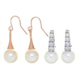 A PAIR OF CULTURED PEARL, WHITE STONE AND SILVER  EARRINGS AND ANOTHER PAIR (4) Good condition