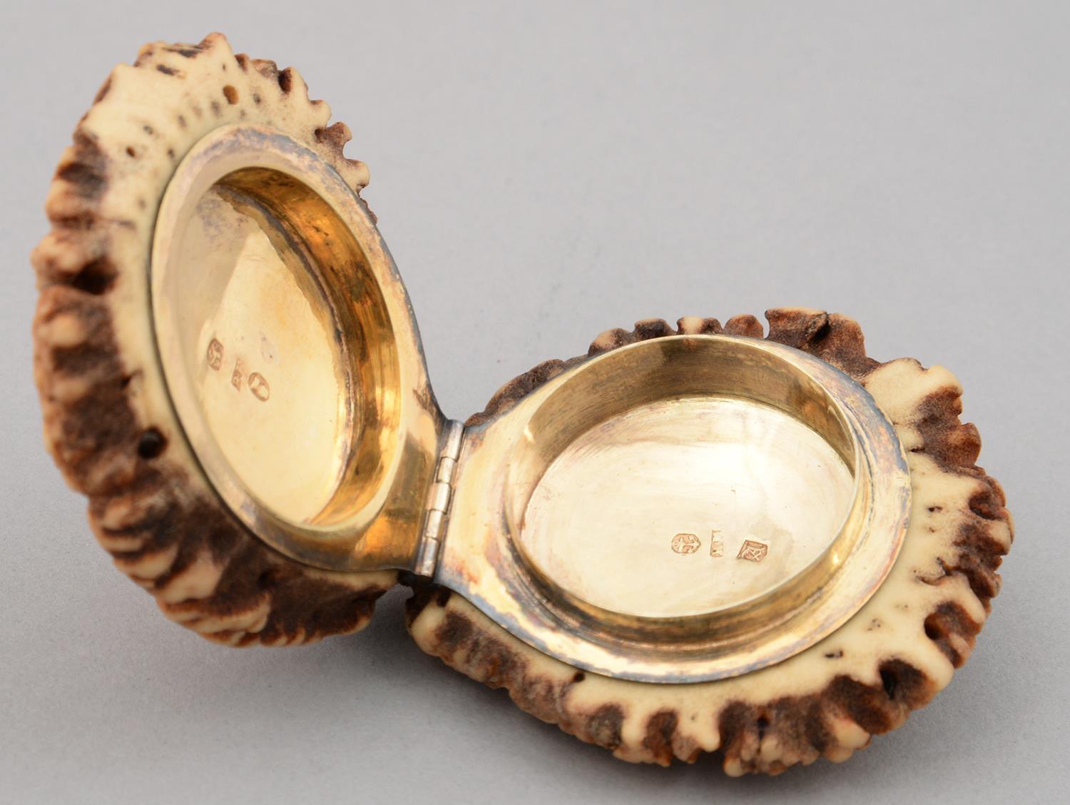 A GEORGE IV SILVER GILT AND TURNED ANTLER SNUFF BOX, 56MM, FULLY MARKED,  BY ROBERT MITCHELL, - Image 2 of 2