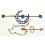 A VICTORIAN SAPPHIRE AND DIAMOND CRESCENT BAR BROOCH, C1890, IN GOLD, 43MM L WITH A GOLD SAFETY