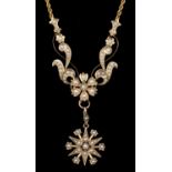 A SPLIT PEARL AND GOLD NECKLET, C1910, FULLY ARTICULATED, CENTRAL PENDANT 38MM, 38CM L, MARKED 15CT,