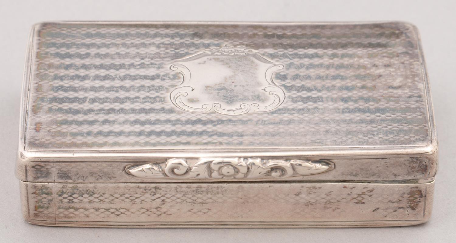 A VICTORIAN SILVER SNUFF BOX, ENGINE TURNED WITH FOLIATE CHASED THUMBPIECE, 40 X 70MM, BY CRONIN &