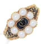 A ENGLISH CHASED  GOLD AND BLACK ENAMEL MOURNING RING, EARLY 19TH C, THE INITIALS C IN SPLIT PEARL