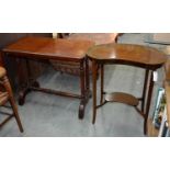 AN EDWARDIAN KIDNEY SHAPED MAHOGANY AND LINE INLAID OCCASIONAL TABLE, C1910, 70CM H; 37 X 67CM AND A