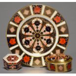 TWO ROYAL CROWN DERBY IMARI PATTERN BOXES AND COVERS AND A PLATE, LATE 20TH C, PLATE 22.5CM DIA,