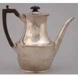 A VICTORIAN SILVER COFFEE POT, THE DOMED LID WITH INTEGRAL HINGE, 21CM H, BY HOLLAND, ALDWINCKLE AND