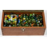 A COLLECTION OF GLASS MARBLES IN WOODEN BOX A large collection mostly in good condition