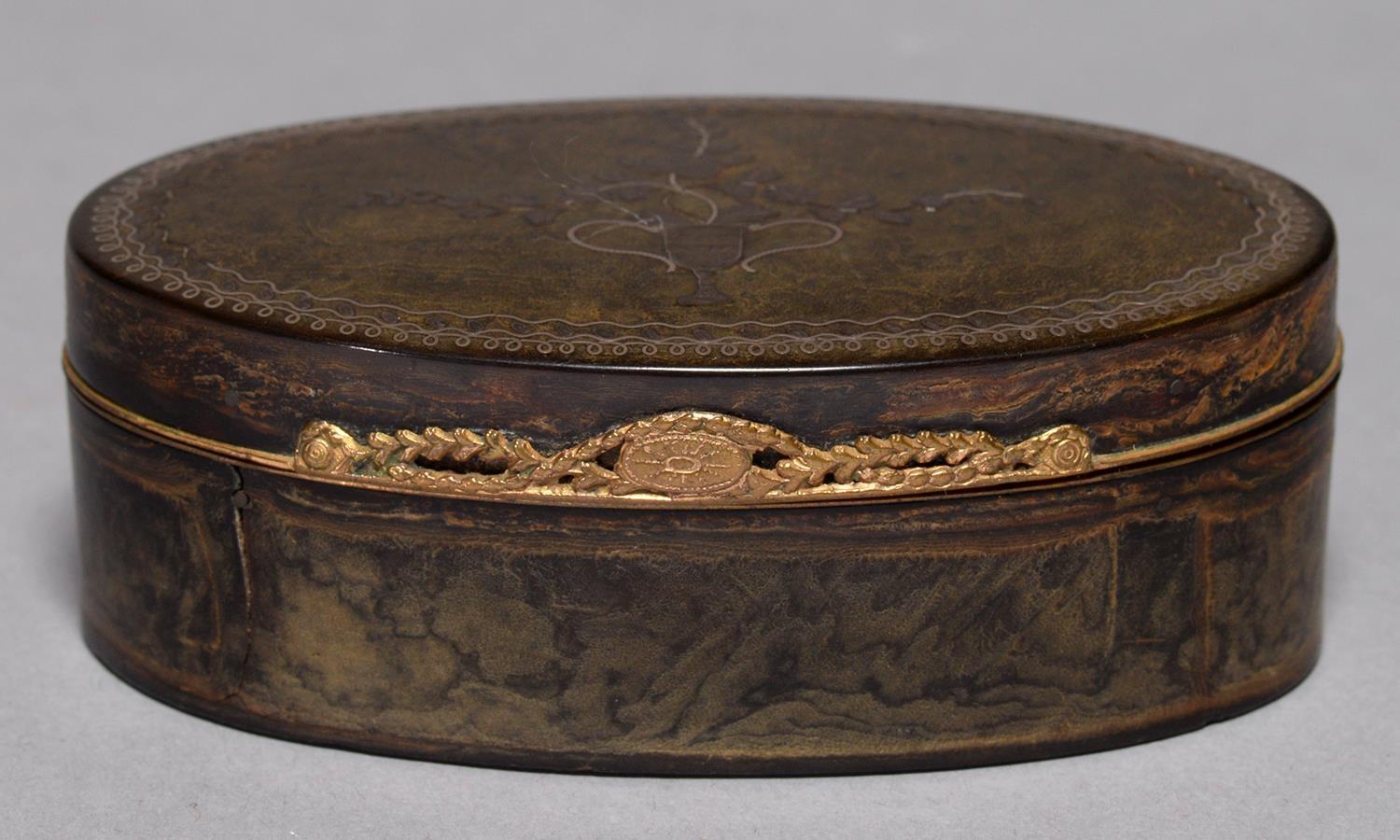 A LOUIS XVI OVAL PIQUE SNUFF BOX, C1780, OF HORN, THE LID INLAID IN SILVER WITH A VASE OF FLOWERS,