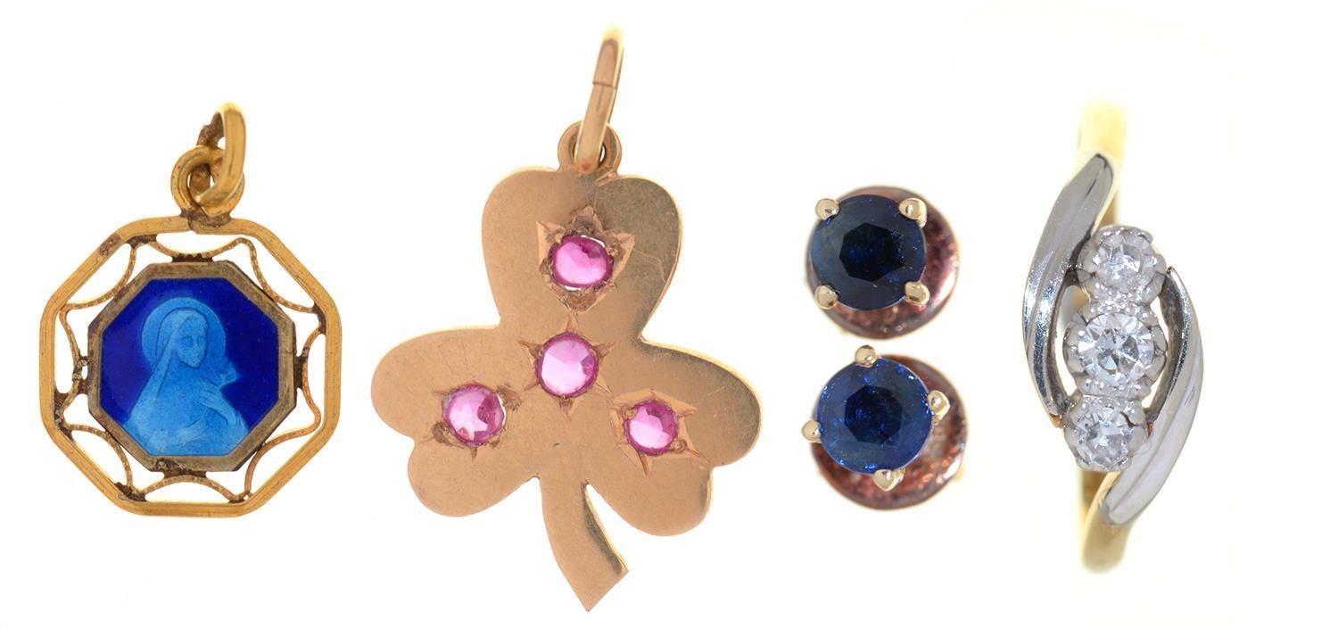 A RUBY PENDANT IN THE FORM OF A GOLD CLOVER LEAF, GIPSY SET, 21MM, MARKED 18C, A GOLD AND ENAMEL