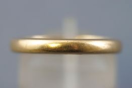 A yellow metal wedding ring. Hallmarked 18ct gold. Dublin. Size: O