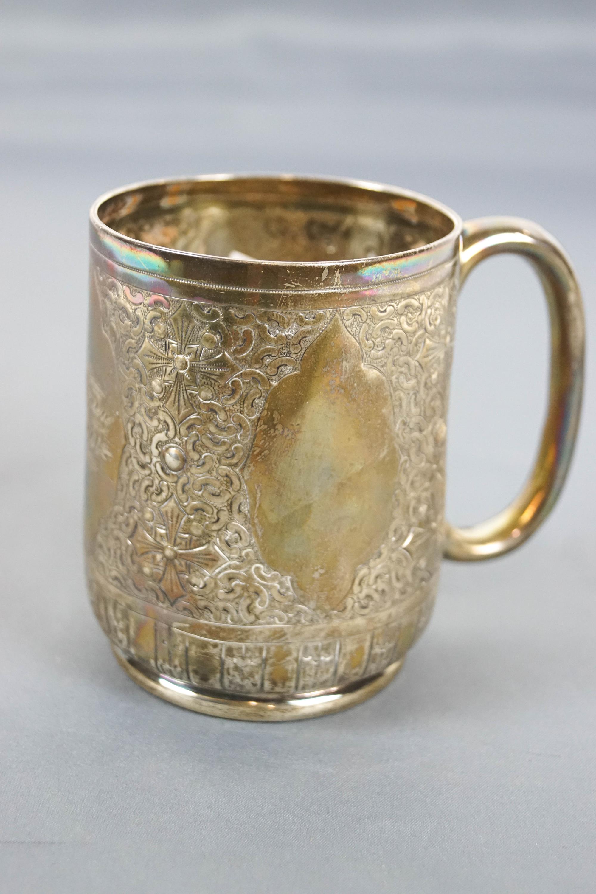 A small silver mug, of rounded form, decorated with engraved quatrefoils and strapwork, - Image 2 of 2