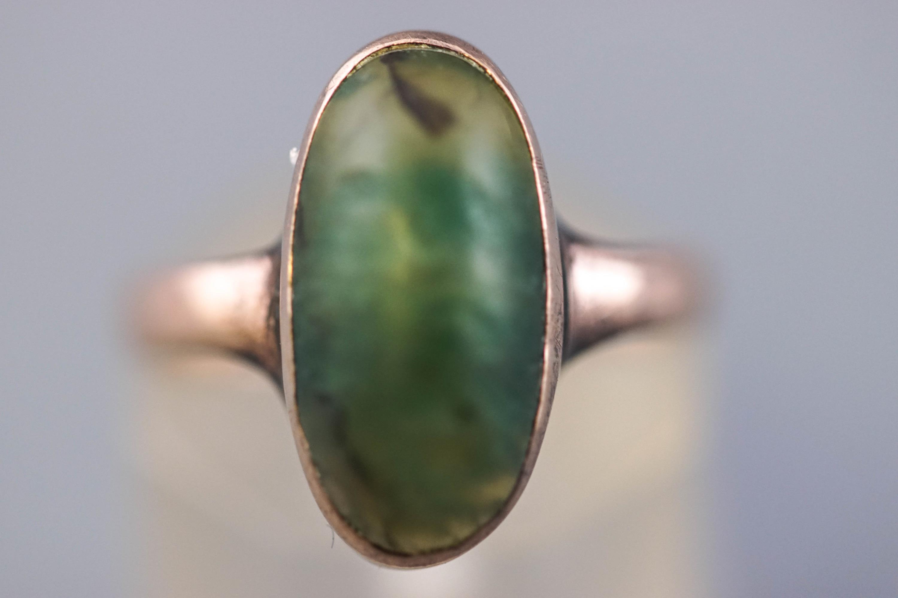 A yellow metal ring set with an oval cabochon nephrite jade measuring approximately 15.3mm x 7.7mm. - Image 2 of 2