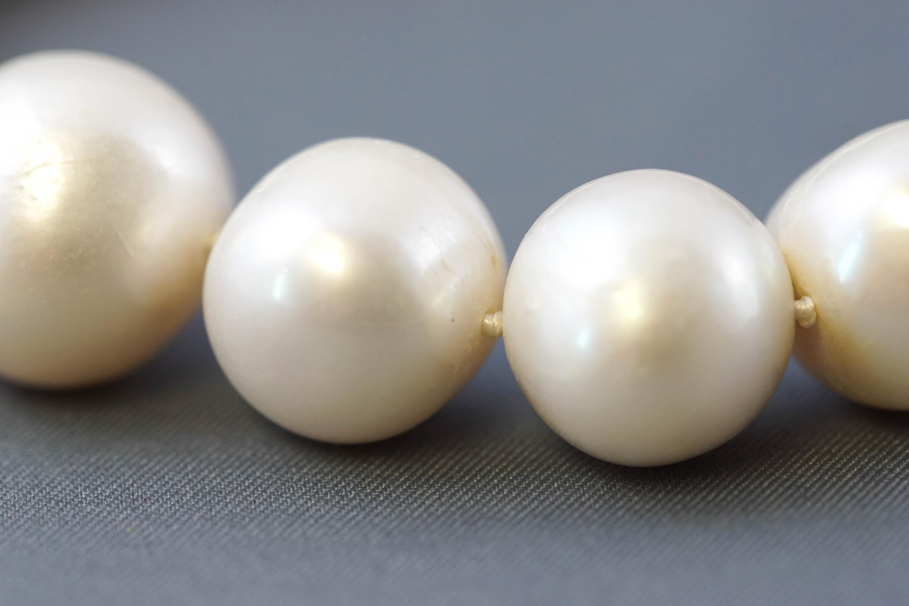 A single strand of cultured freshwater pearls. - Image 2 of 2