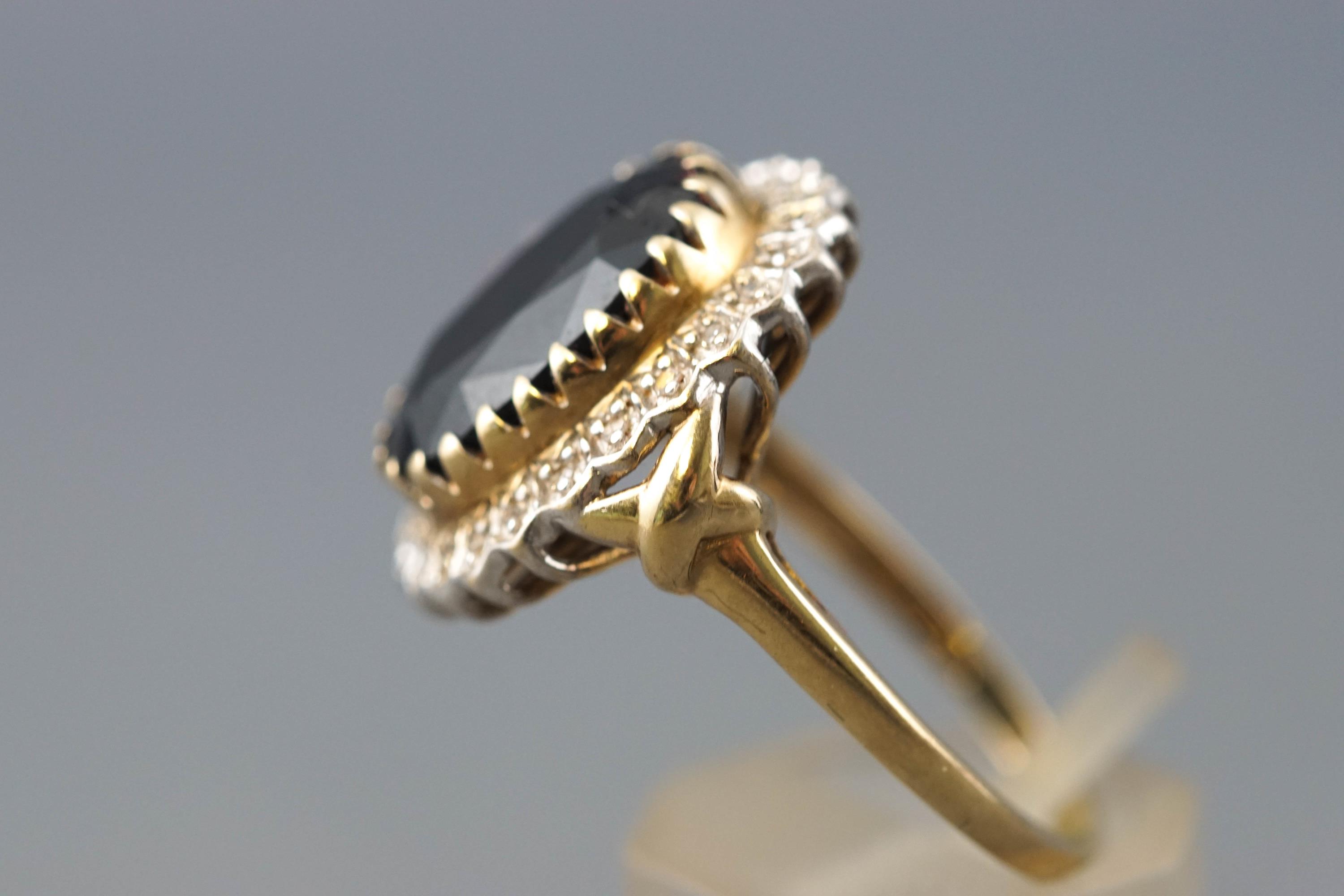 A large yellow and white metal cluster ring. - Image 3 of 4