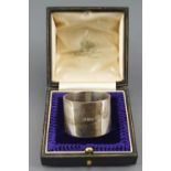 A cased heavy gauge silver napkin ring, of plain flat cylindrical form, London 1924, 3cm diameter,