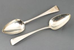 A pair of silver Old English pattern tablespoons, London 1811, maker's mark IL, 22 cm, 138 grams.