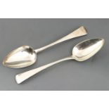 A pair of silver Old English pattern tablespoons, London 1811, maker's mark IL, 22 cm, 138 grams.