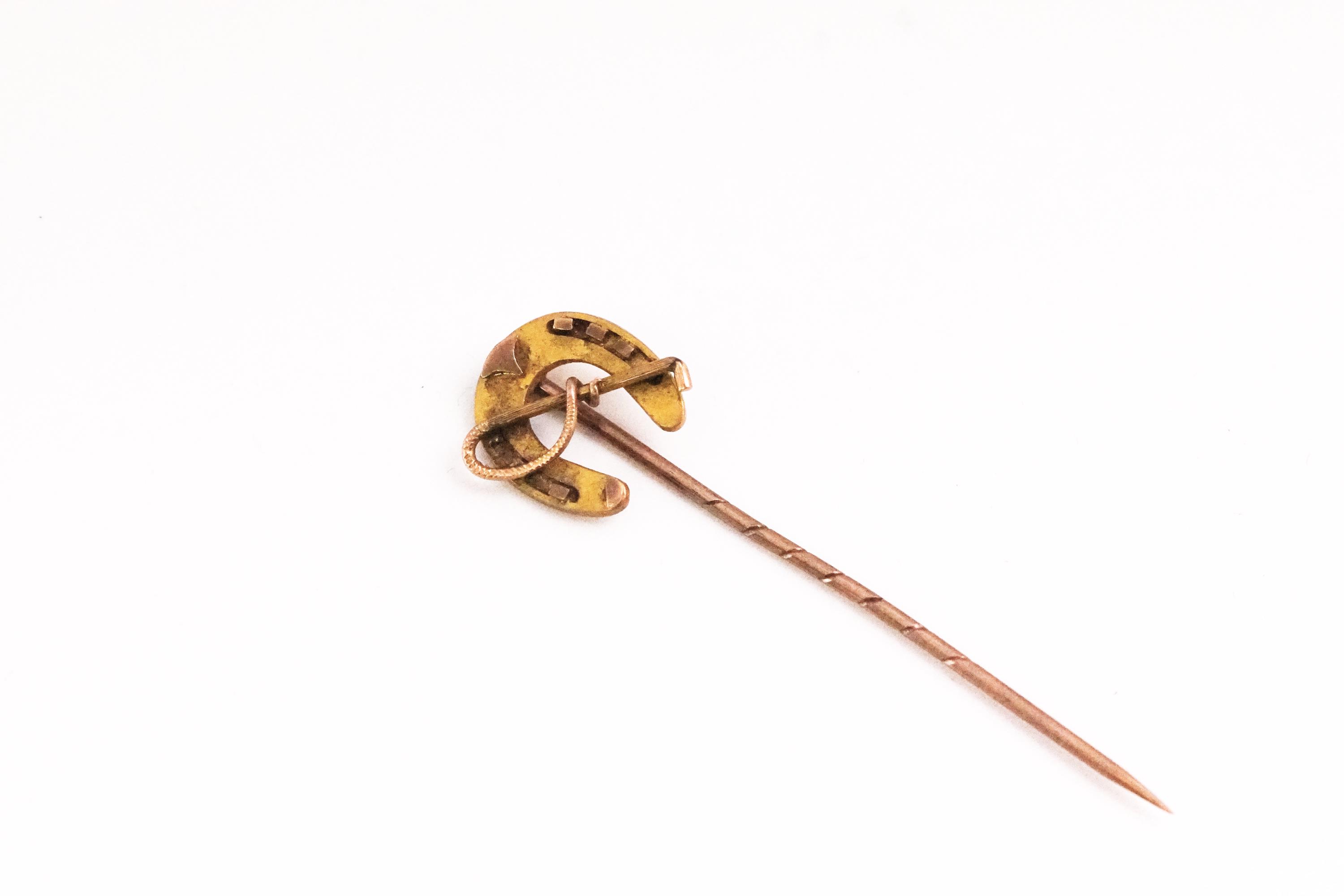 A quantity of jewellery to include: A stamped 9ct horseshoe tie pin; - Image 4 of 4