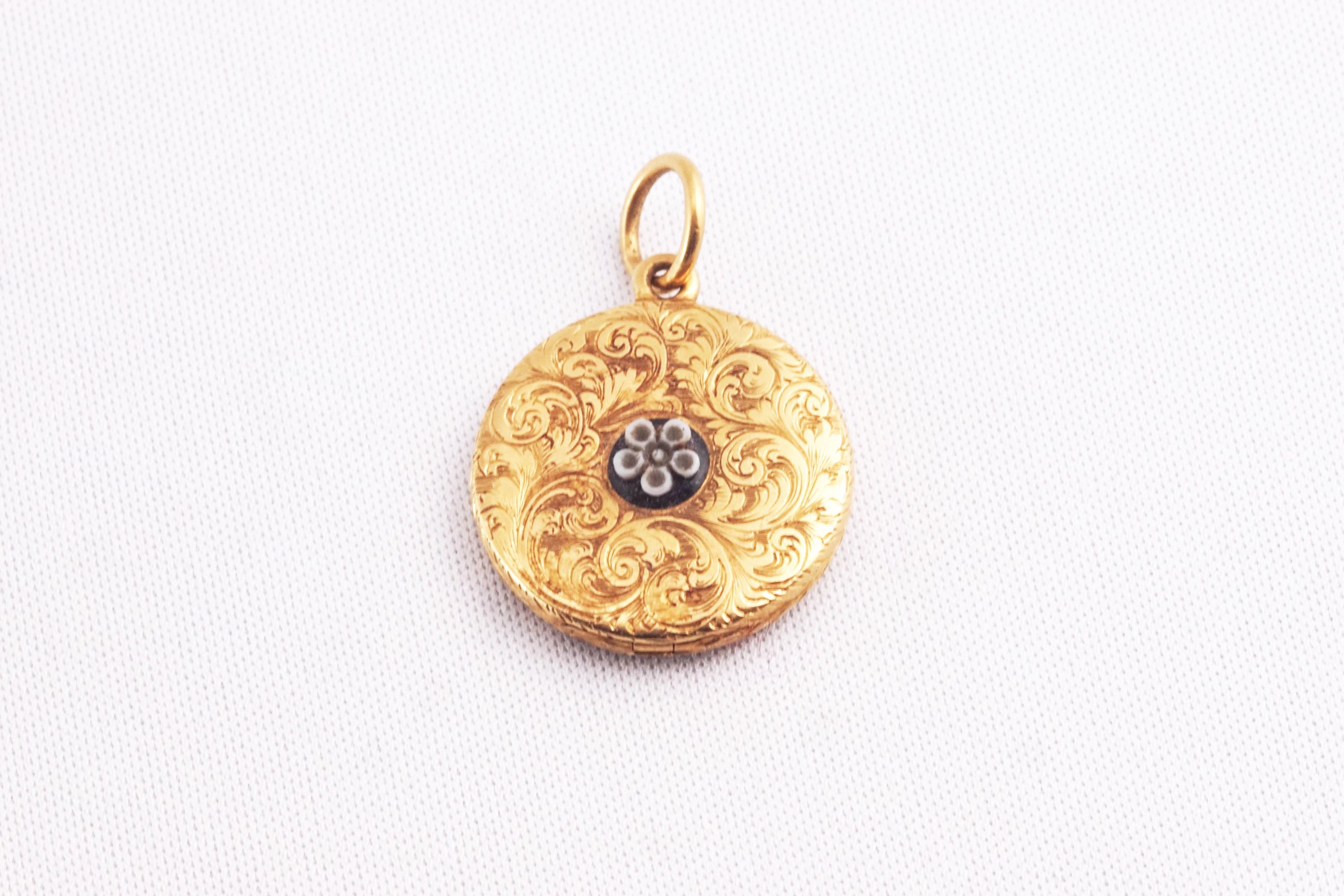 An 18ct gold (tested) locket pendant with engraved finish; - Image 3 of 4