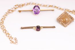 A collection of jewellery to include: A hallmarked 9ct gold belcher chain; An agate brooch;
