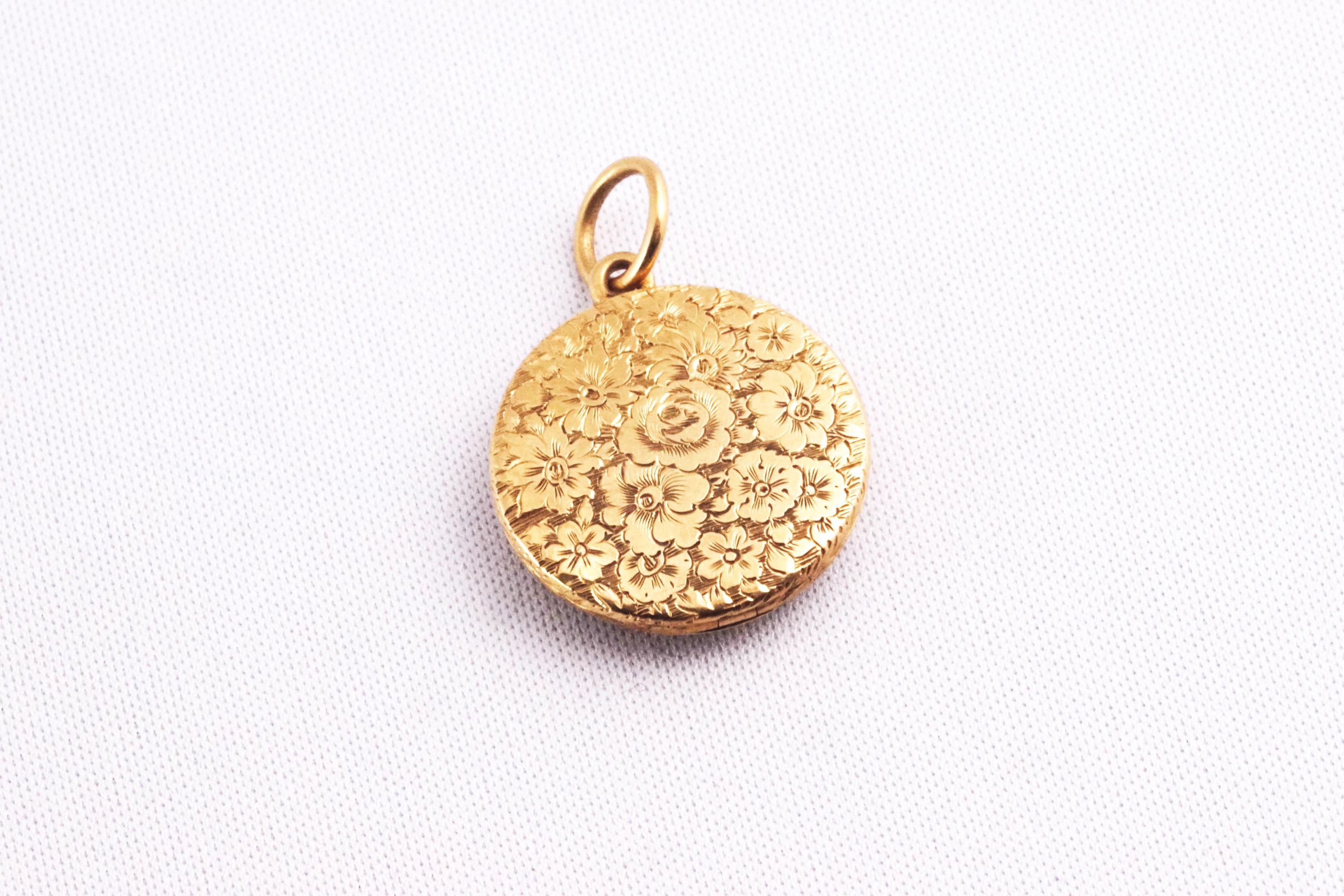 An 18ct gold (tested) locket pendant with engraved finish; - Image 4 of 4