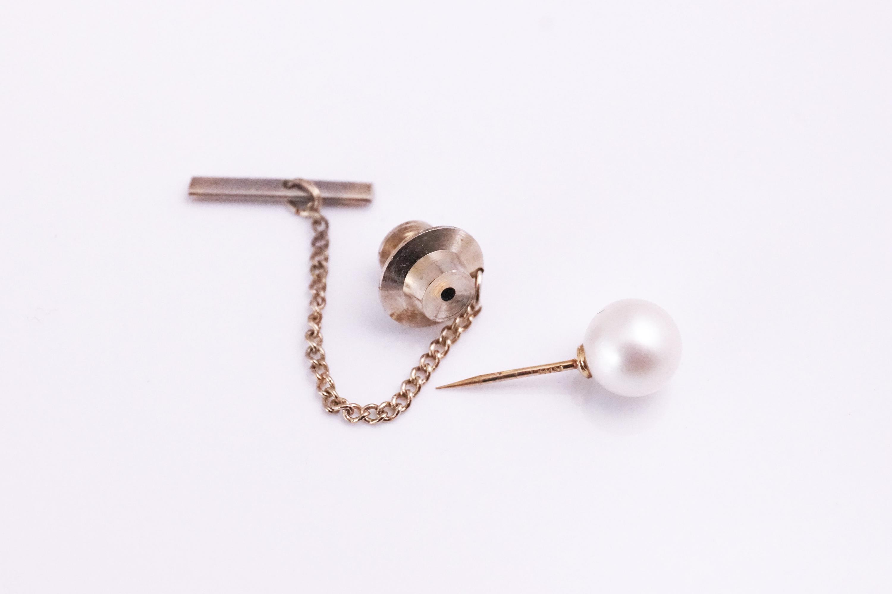 A tie pin set with an 8mm white cultured pearl together with a single strand of simulated pearls - Image 2 of 2