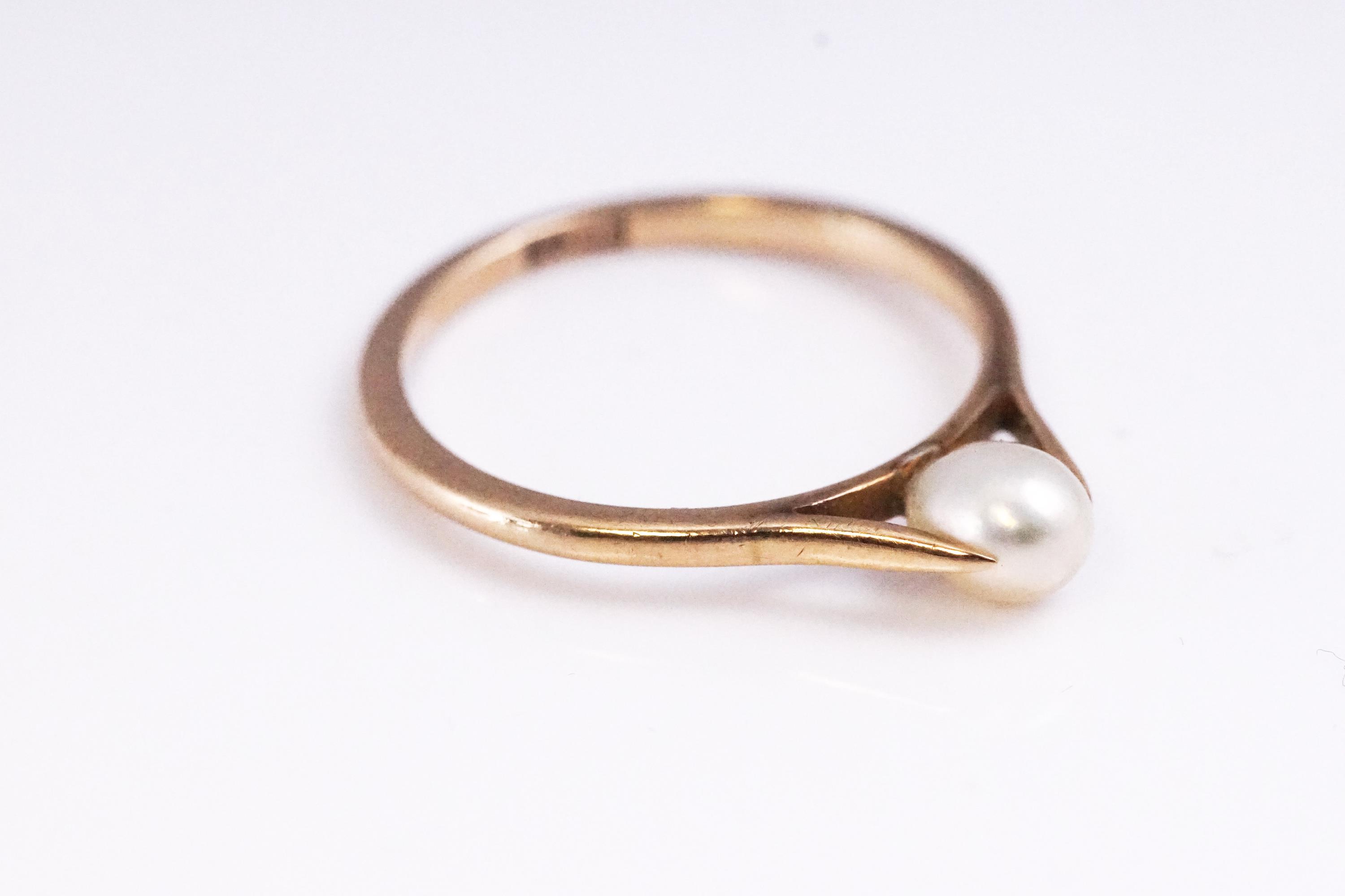 A collection of two rings to include: A 9ct gold (stamped) single stone pearl ring, - Image 3 of 3