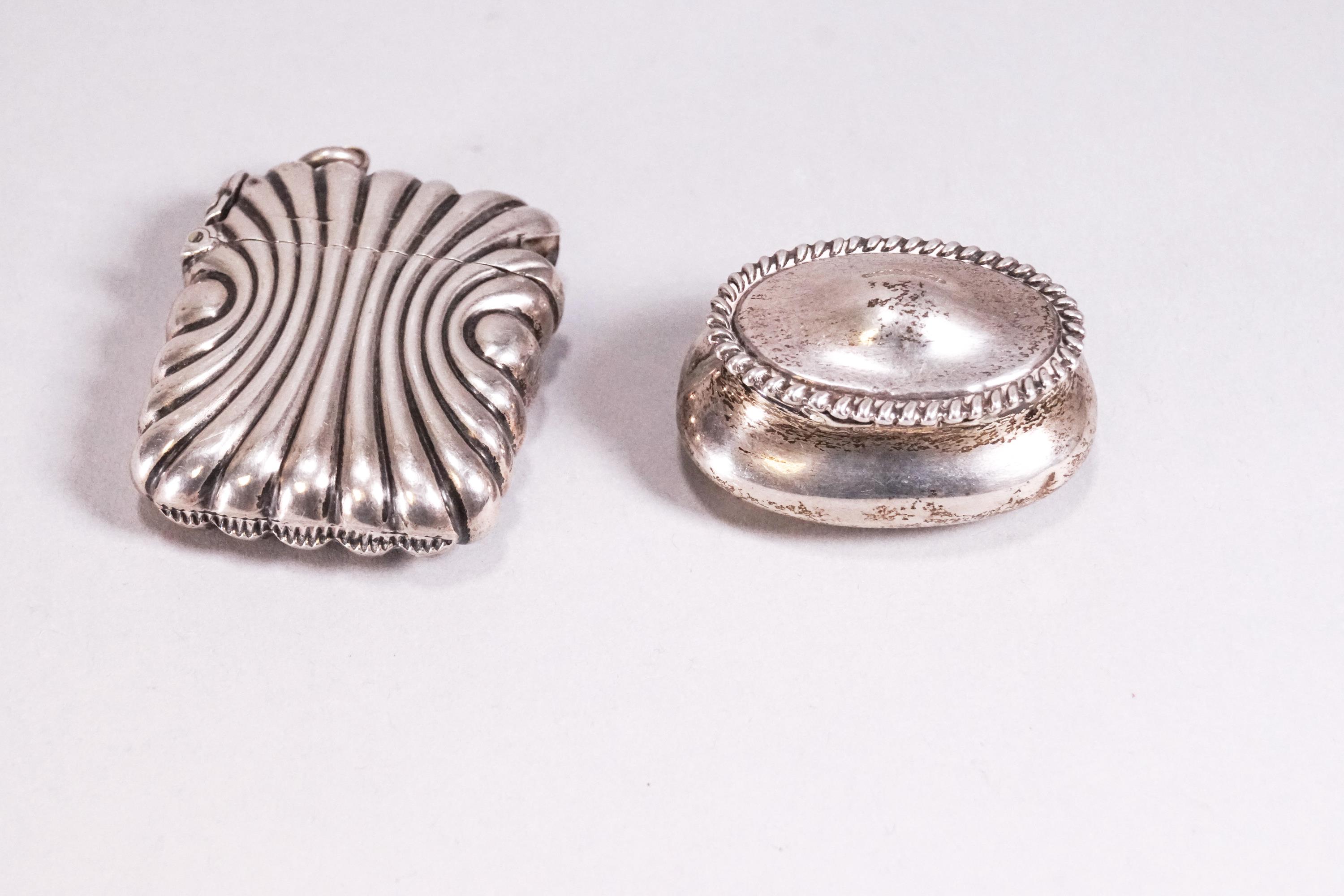 A small silver oval bellied pill box with domed cover set a rope work edge, Birmingham 1900, - Image 2 of 3