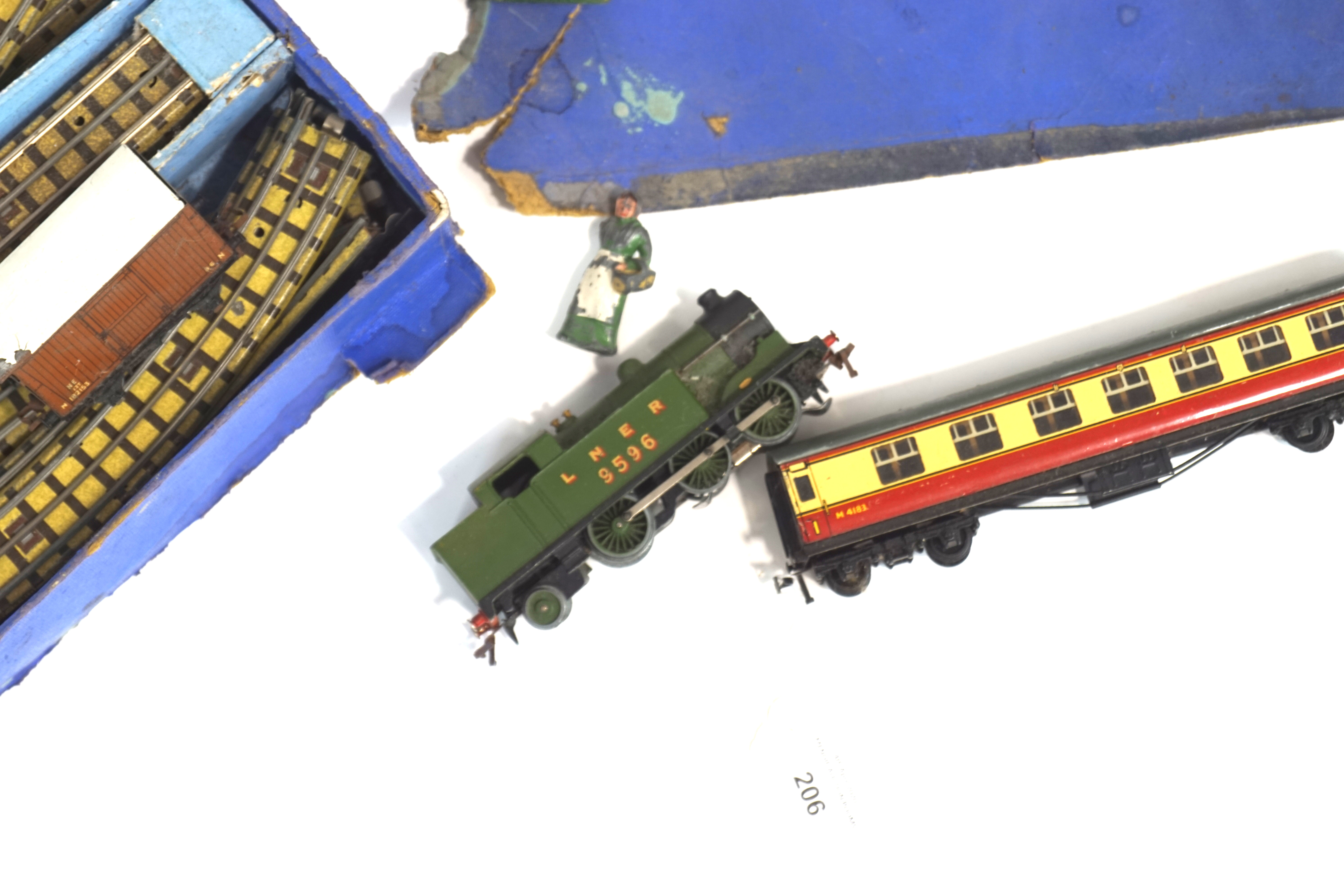 Vintage Hornby Dublo, an assorted collection of 00 gauge model railway train set, - Image 2 of 5