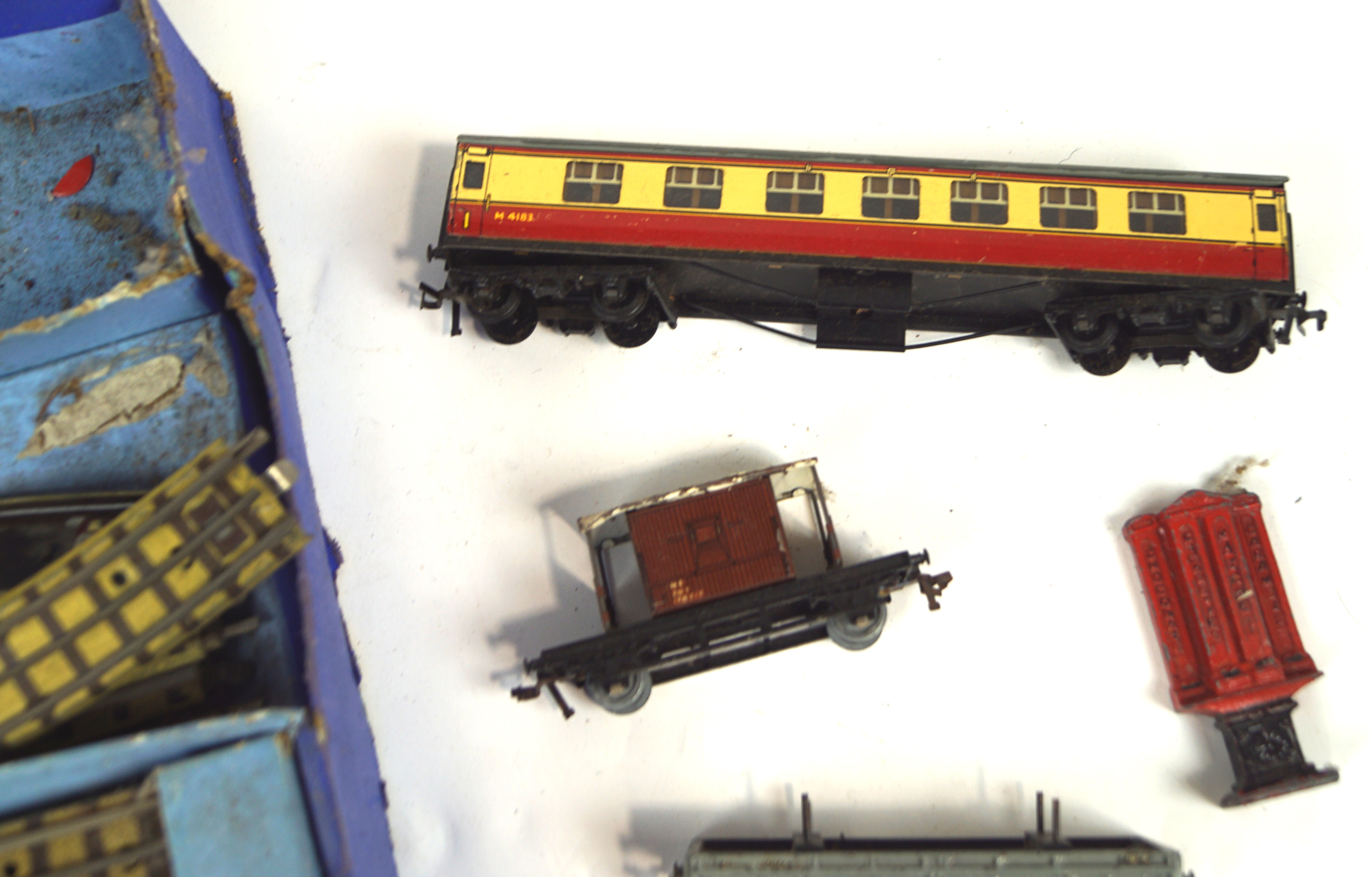 Vintage Hornby Dublo, an assorted collection of 00 gauge model railway train set, - Image 4 of 5