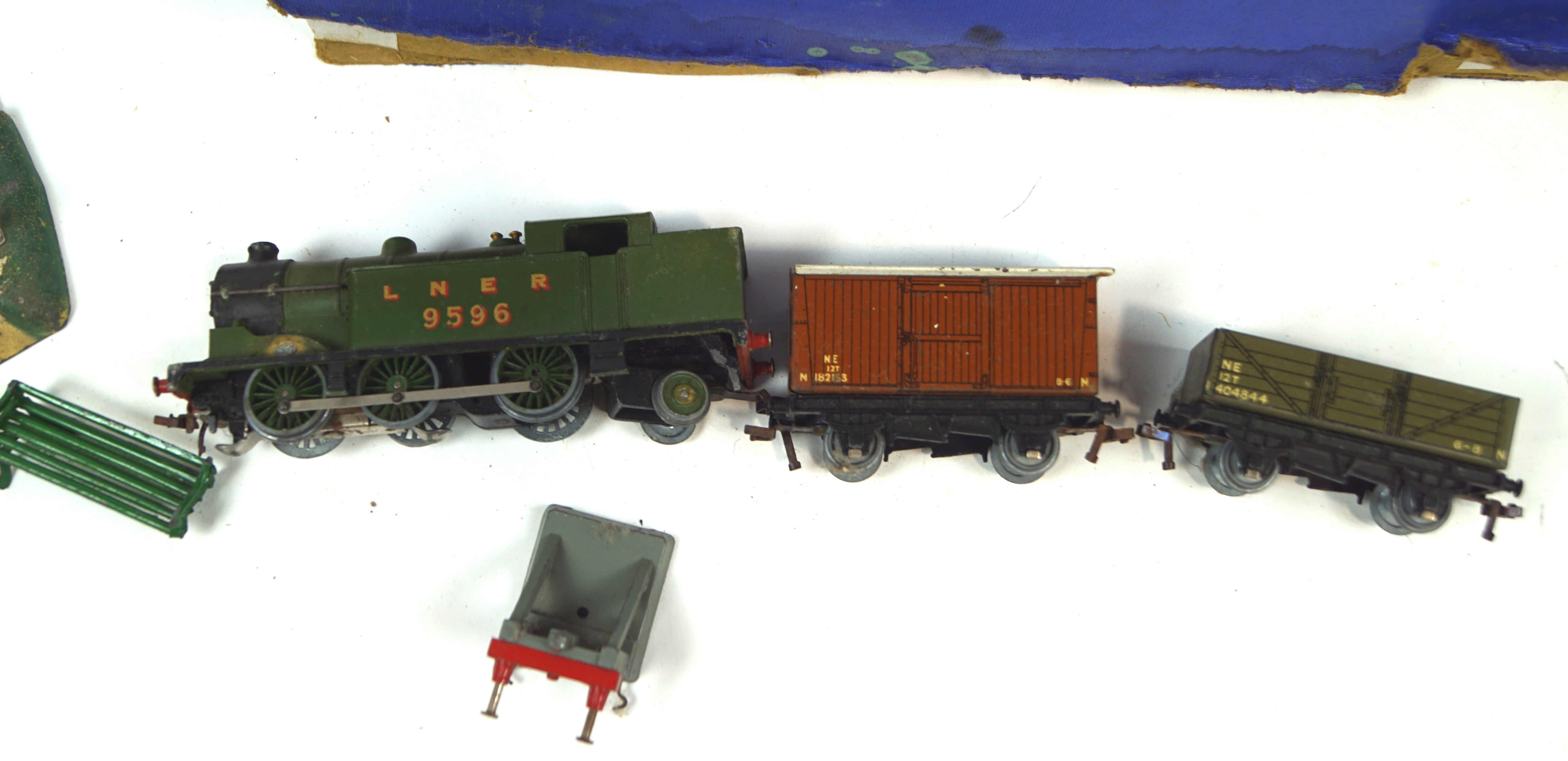 Vintage Hornby Dublo, an assorted collection of 00 gauge model railway train set, - Image 5 of 5