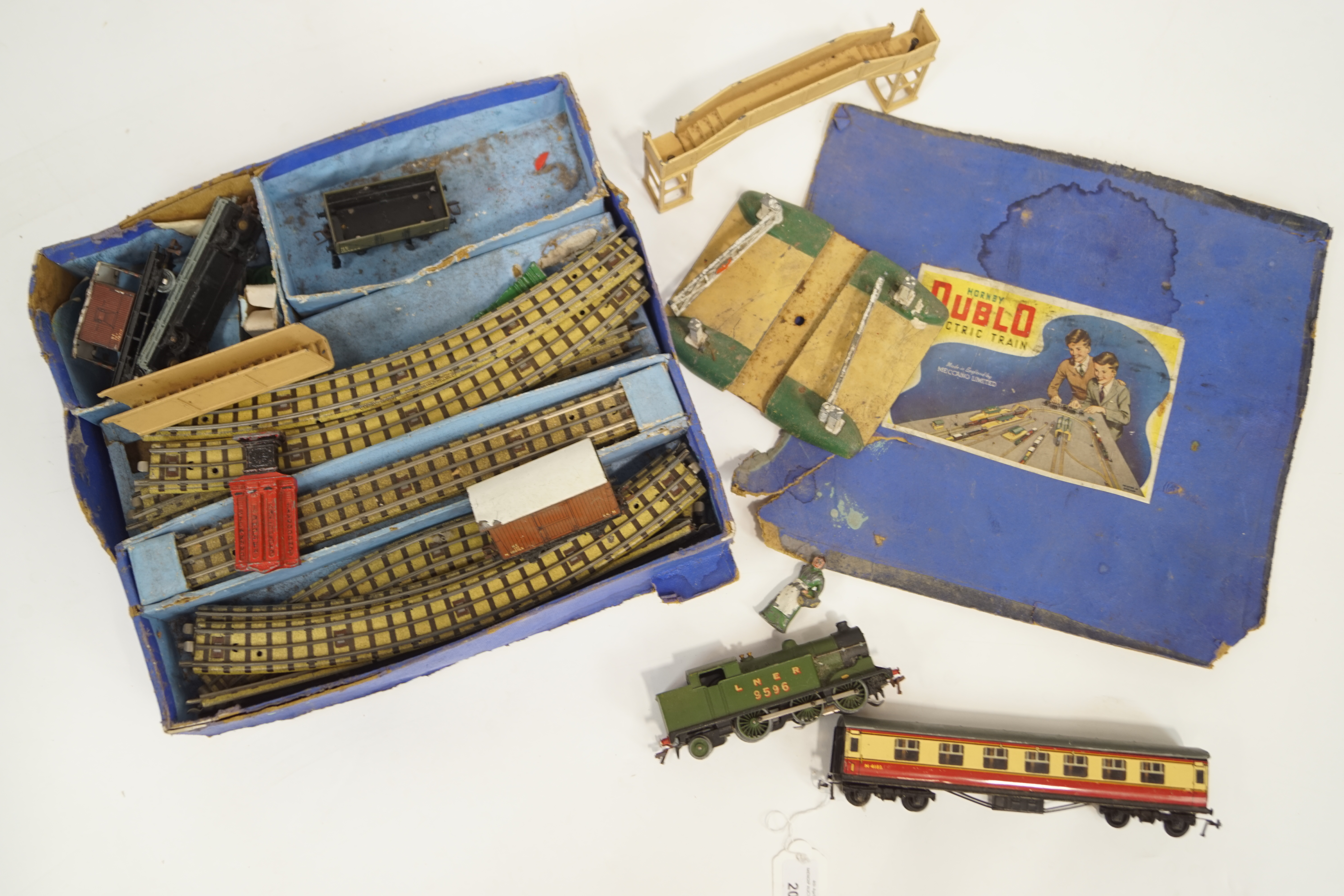 Vintage Hornby Dublo, an assorted collection of 00 gauge model railway train set,