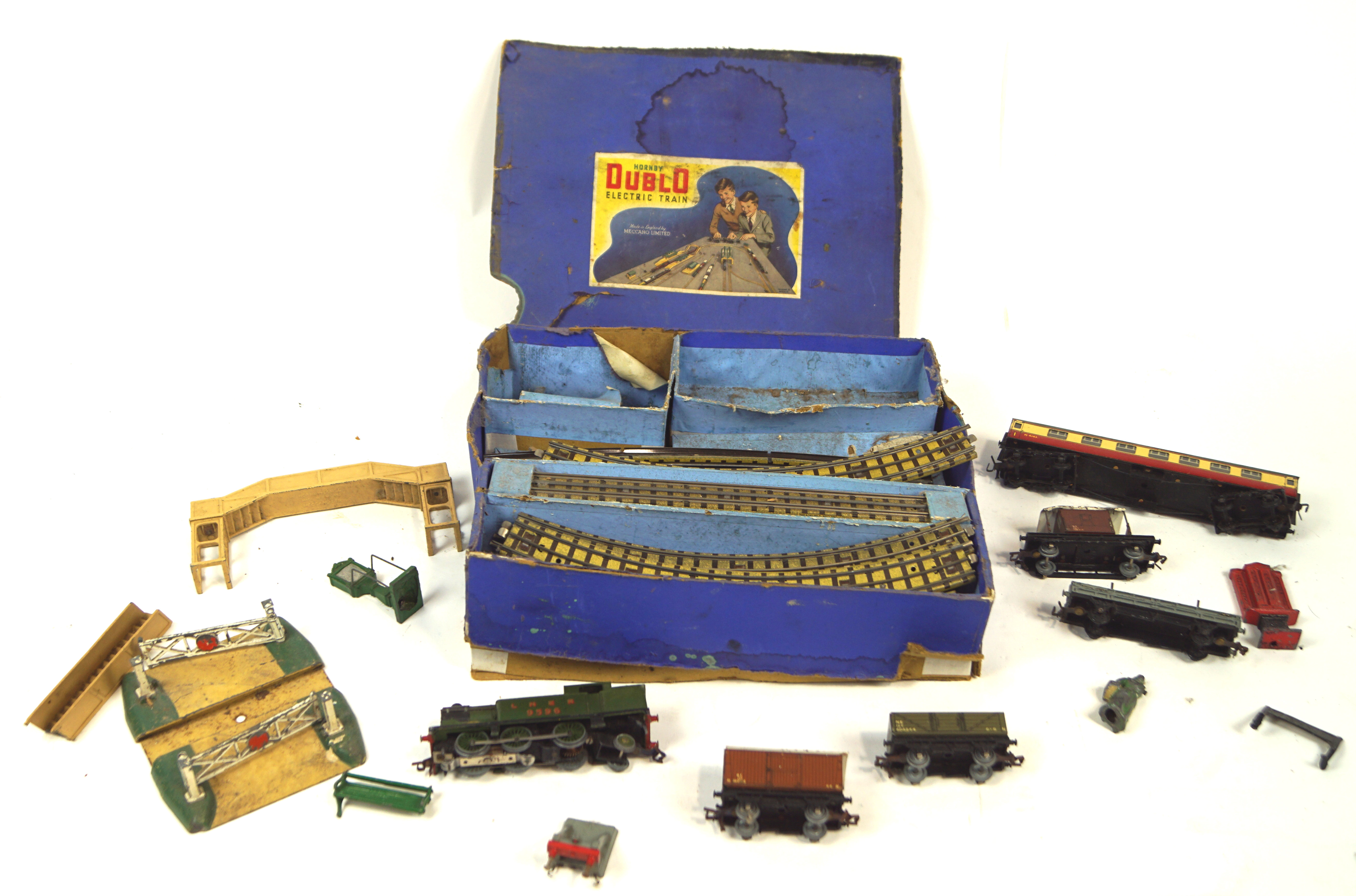 Vintage Hornby Dublo, an assorted collection of 00 gauge model railway train set, - Image 3 of 5