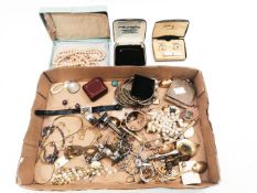 A quantity of costume jewellery