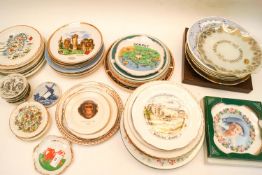 A quantity of commemorative and souvenir plates